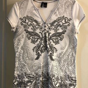 Black and white printed jeweled V-neck T-shirt.